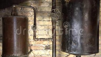 生锈的锅炉房管道.. <strong>旧金属</strong>锅炉产生暖气，并通过管道送回家。 热水或天然气